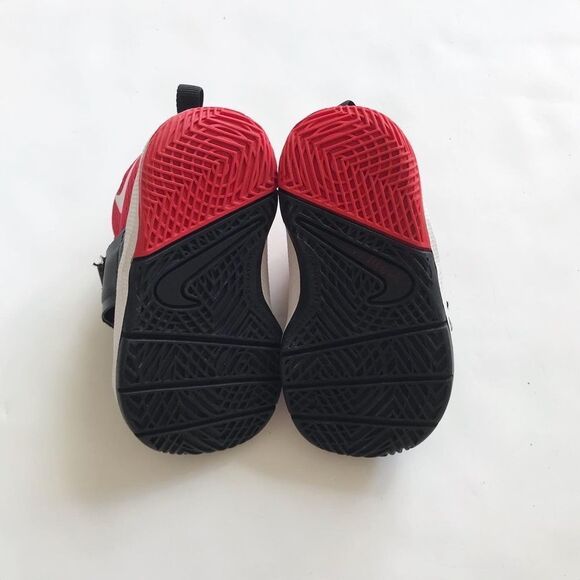 Nike black/red team hustle D8 sneakers EUC size 5 - Picture 7 of 8